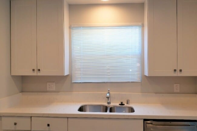 Cocina con fregadero - 3754 Westwood Blvd