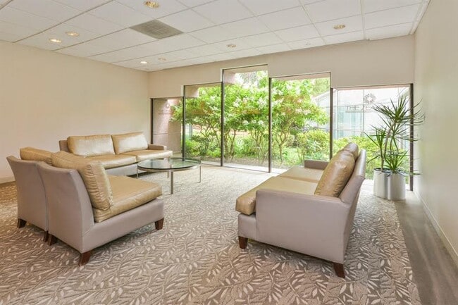 Building Photo - 4 Martine Ave Unit 412