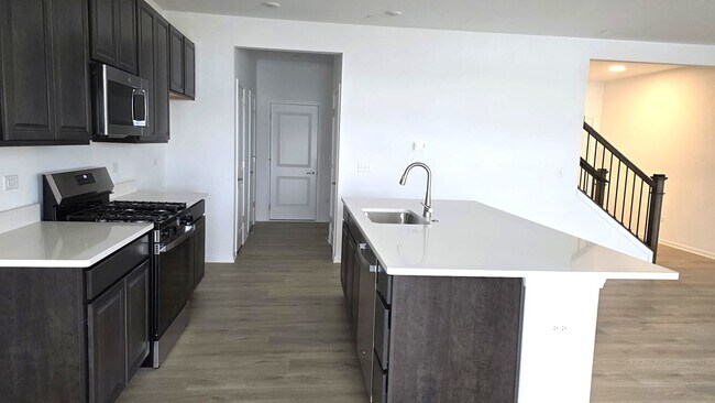 Photo - 460 Hathaway Ln