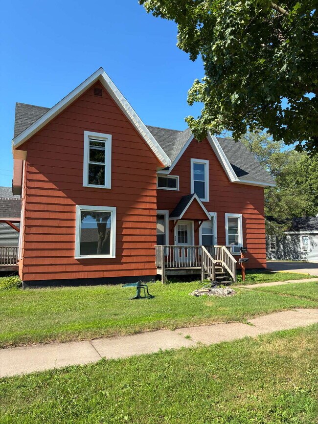 Building Photo - 3 Bed 1 Bath close to UWEC! Available June 1st