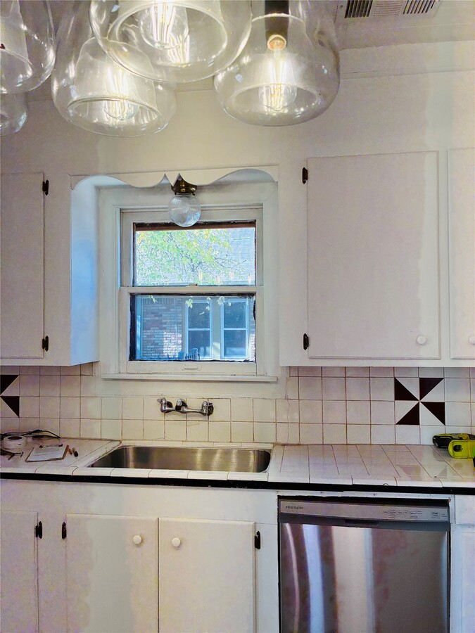 Photo - 702 Caplin St