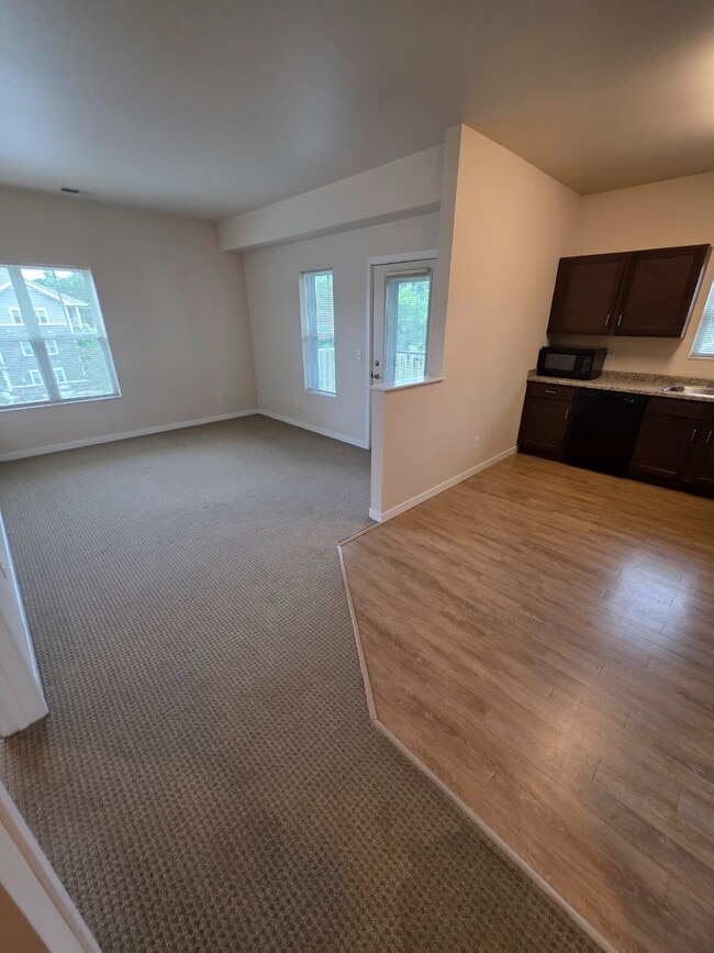 Building Photo - 2 Bedroom | 1 Bathroom 3rd Floor Apartment... Unit 302