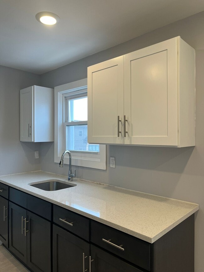 Photo - 212 Zabriskie St