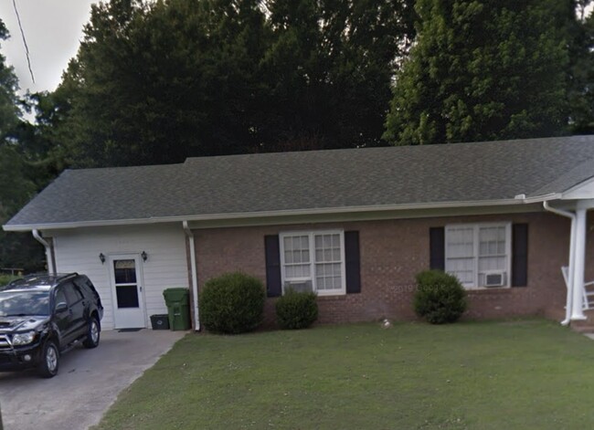Photo - 119 E 5th St House