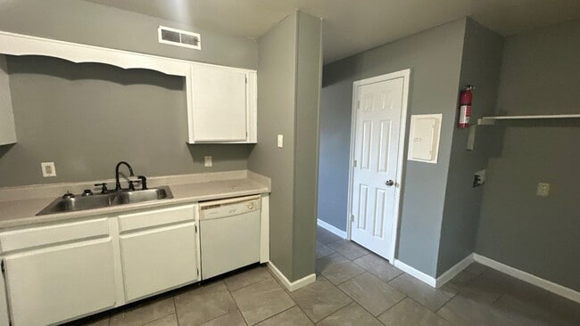 Photo - 224 Greenleaf Cir