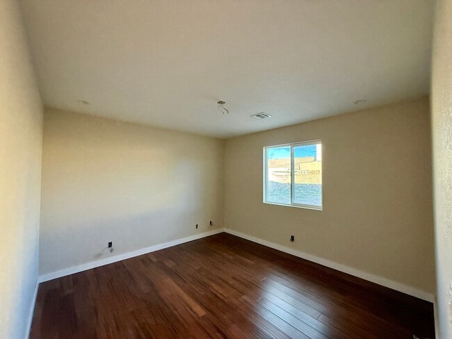 Photo - Long term - unfurnished - Recently remodeled