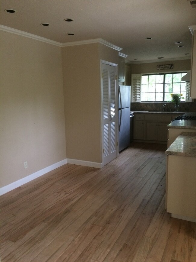 Photo - 147 Southampton Ln