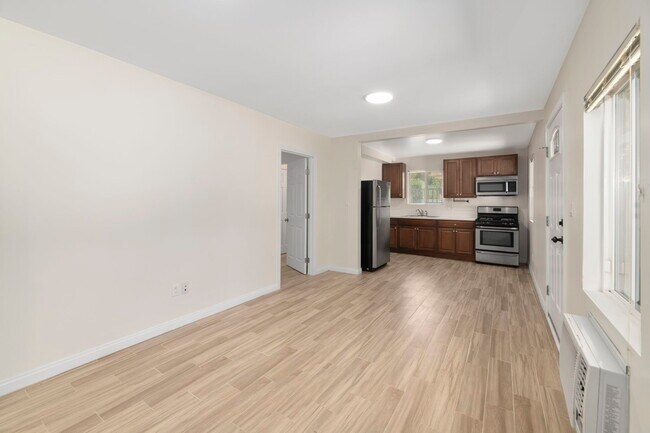 Photo - 5249 Satsuma Ave