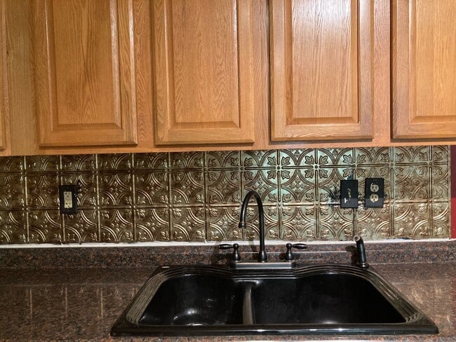 Photo - 4 bed 2 bath Minutes from FSU! available August 2026!