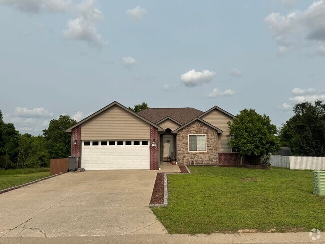 Building Photo - Beautiful 4 Bedroom Home!