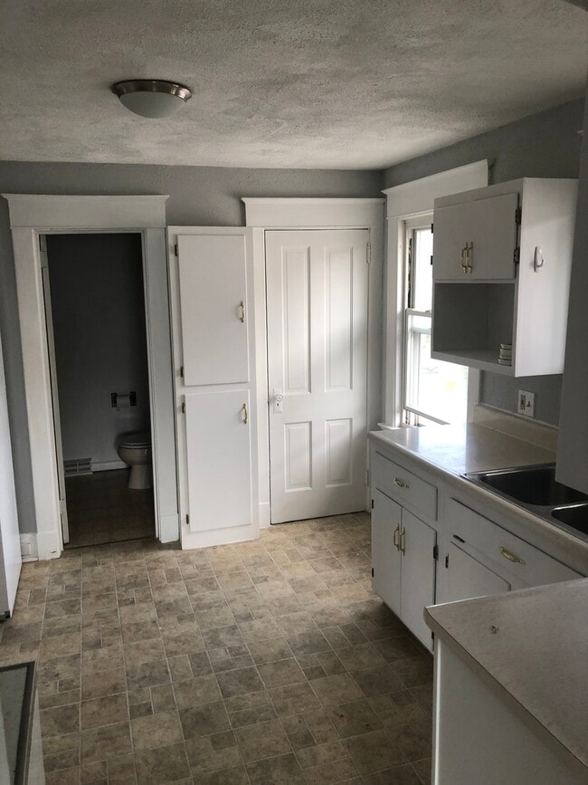 Kitchen - 435 Halley St Unit 2