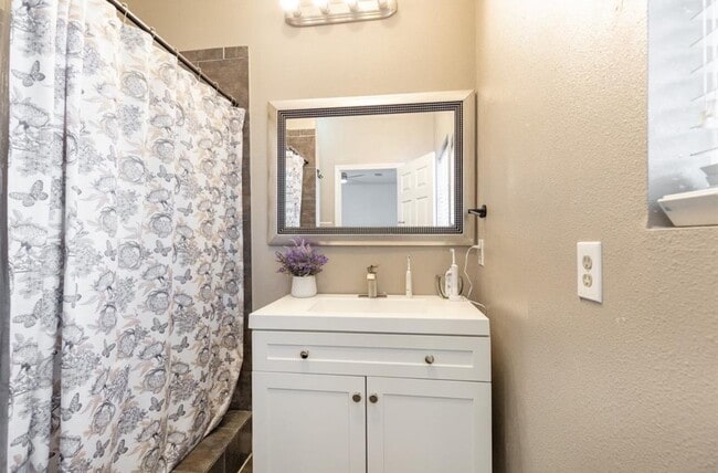 Building Photo - 531 Dogwood St