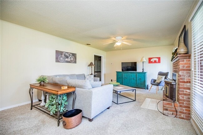 Photo - 107 NW Winfield Ln