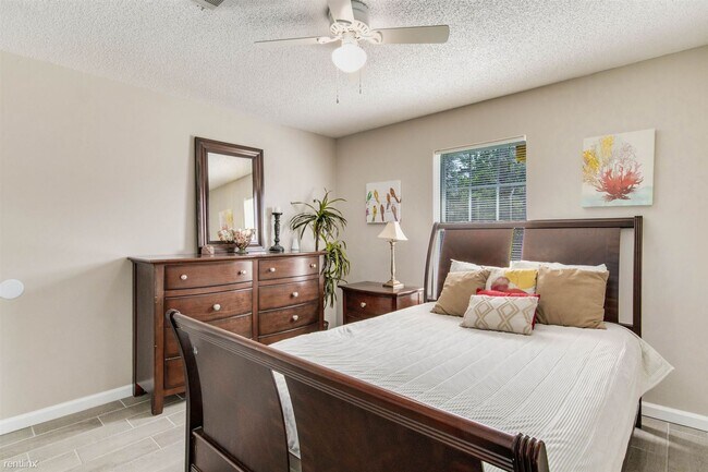 Photo - 2 br, 1 bath Triplex - 3410 Green Briar Ci...