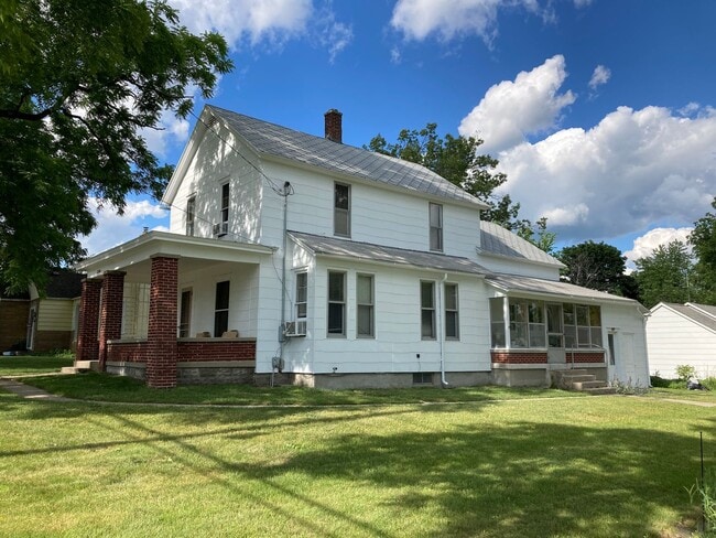 Building Photo - 2500 Fuller Ave NE Unit Upper