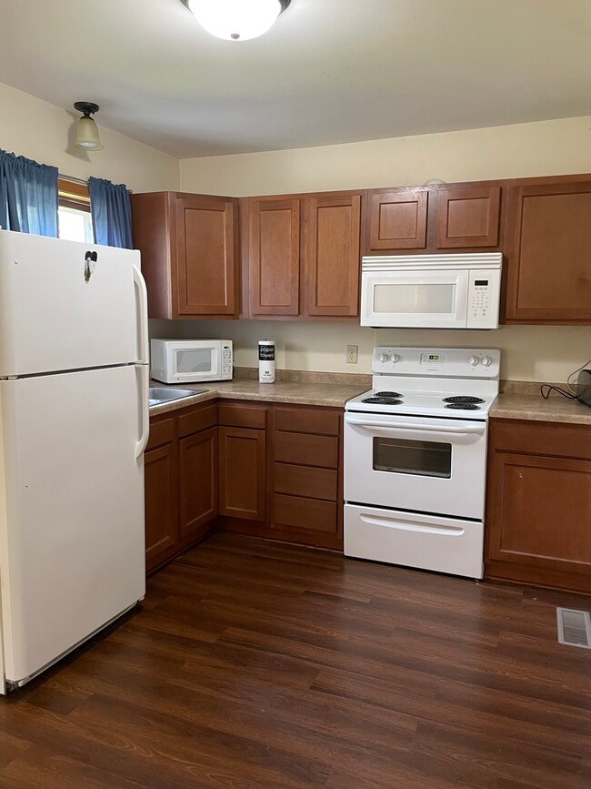 Photo - 1721 6th St E
