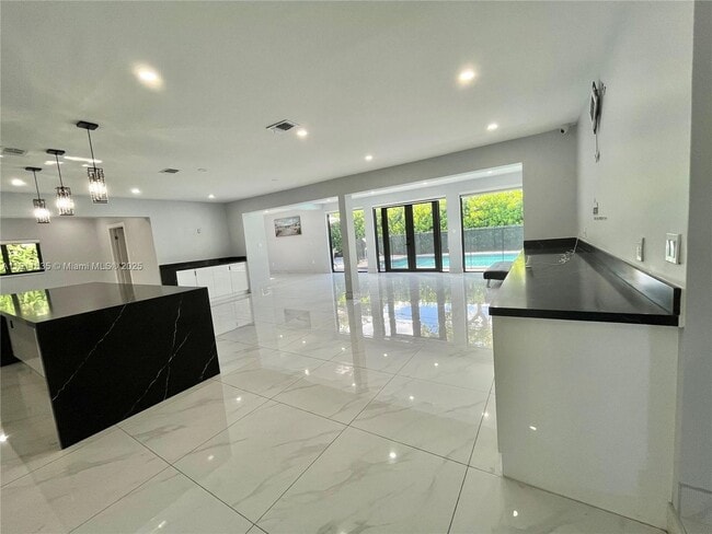 Photo - 575 NE 179th Dr