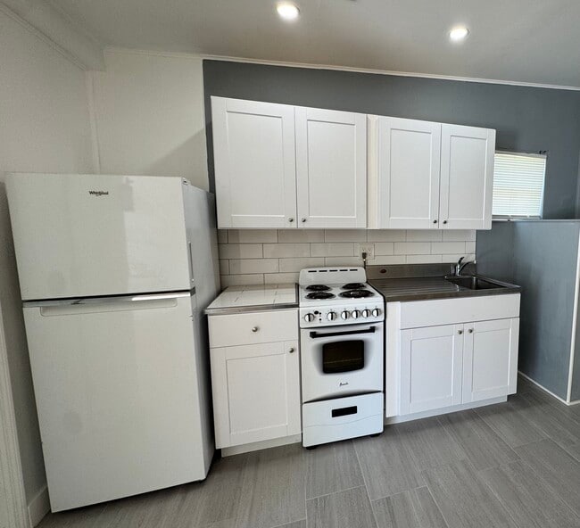 newly renovated kitchen - 2210 Thomas St Apartments Unit Rear