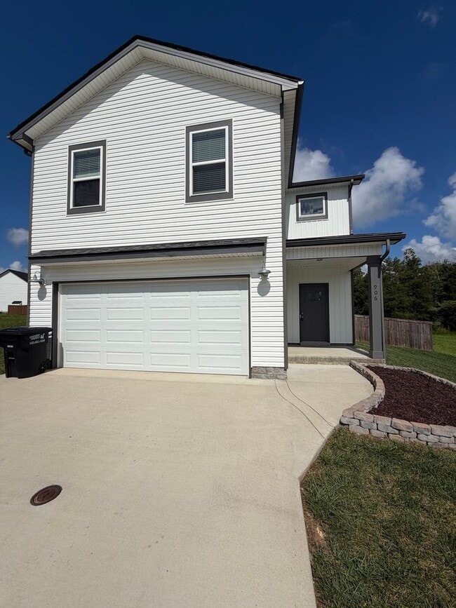 Building Photo - 4 Bedroom 2 1/2 Bath Pet Friendly Home For Rent Near Post!