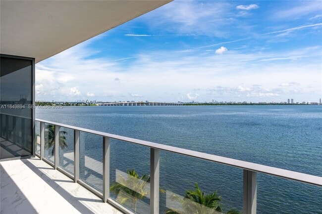 Building Photo - 700 NE 24th St Unit 303