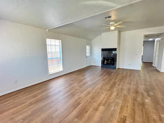 Photo - 223 W 6th St