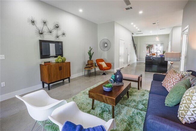 Photo - 701 Zennia St