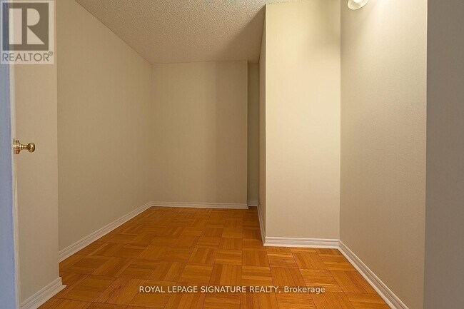 Photo - 990 Avenue Rd