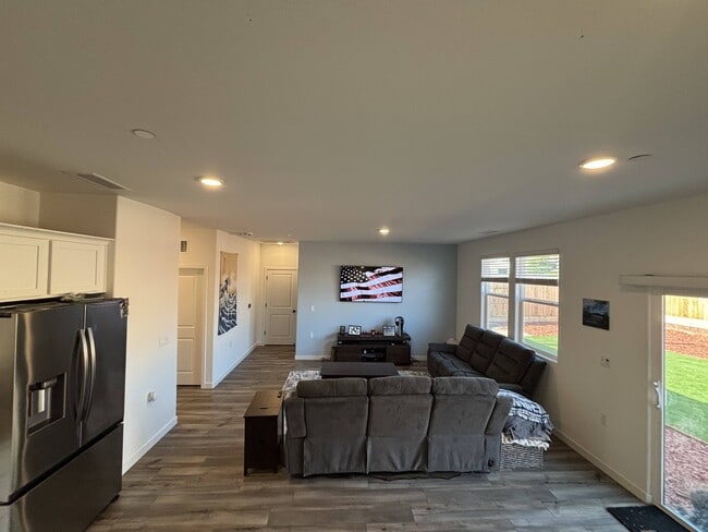 Photo - 1872 W Graham St