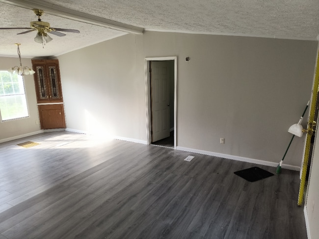 1067 Poston Ln