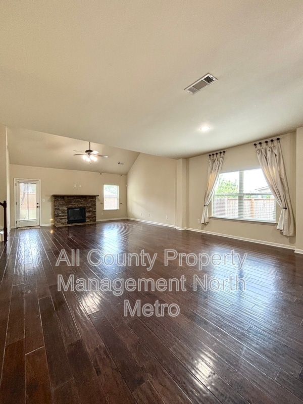 Photo - 711 Flag St