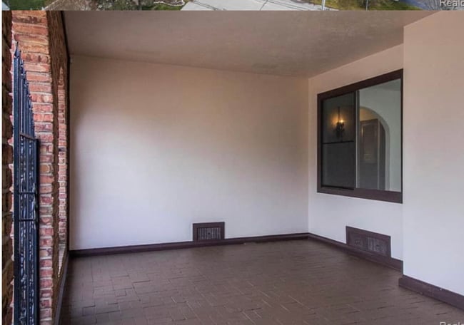 Photo - 32888 N River Rd