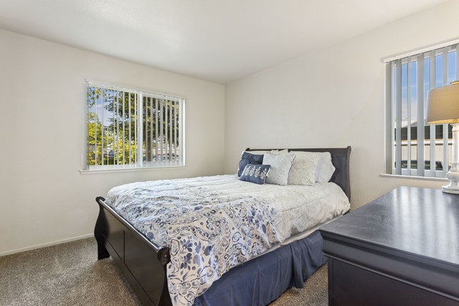 LO 121 Bdrm.jpg - Valley Oak Apartments