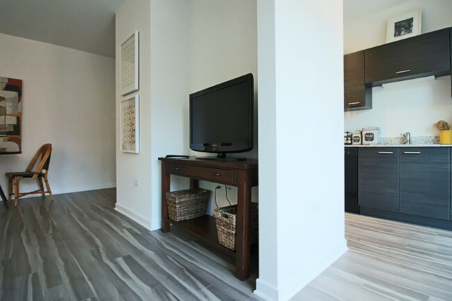 Photo - 811 N La Salle Dr