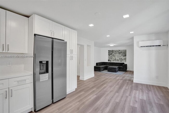 Photo - 630 NE 52nd Terrace