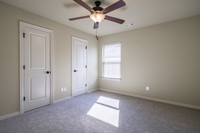 Photo - 921 Sassafras Ln