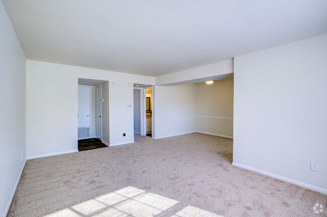 1BR, 1BA - 756SF - YorkTowne Apartments