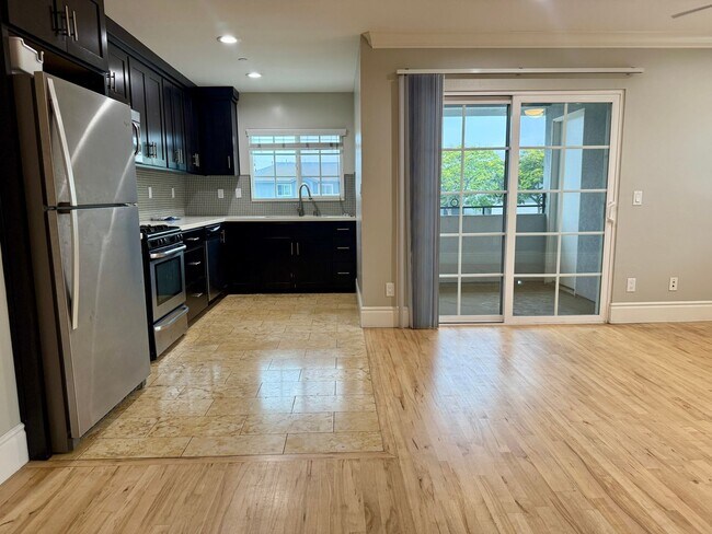 Building Photo - Gorgeous 2/2 with Assigned Parking! In Uni... Unit 4 Rental