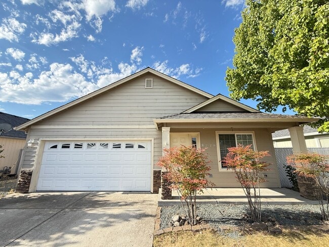 Building Photo - 3 bedroom, 2 bath home in White City!