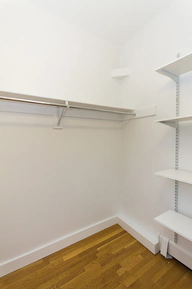 Building Photo - Excellent One Bedroom