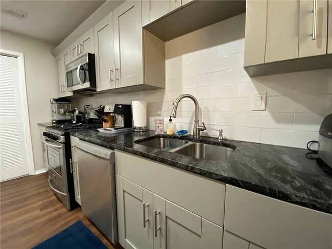 Building Photo - 704 Dunbar Dr