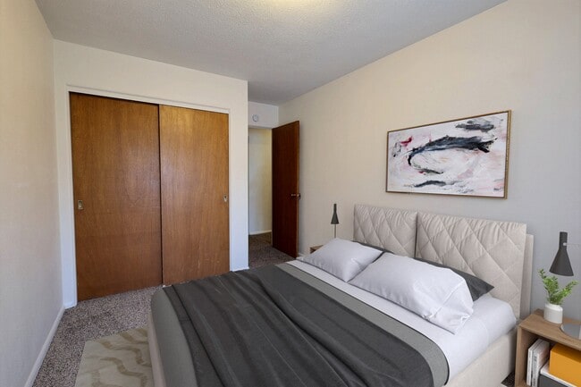 Fargo, ND Woodland Apartments | Bedroom - Woodland
