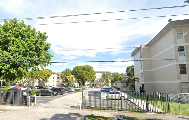 Building Photo - 1825 W 56th St Unit 107