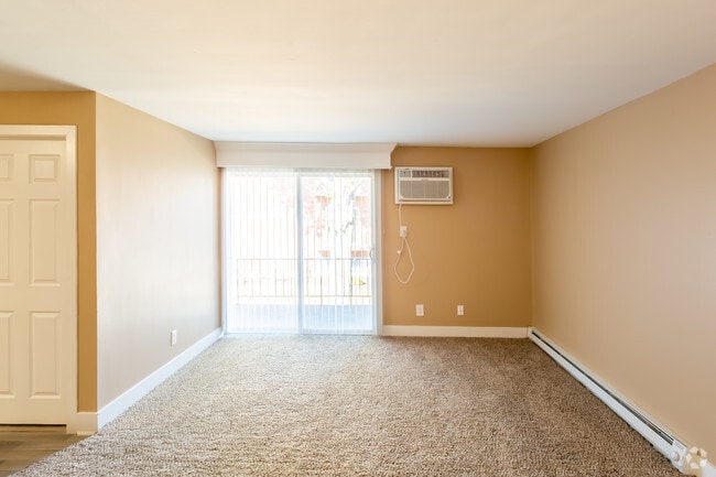 2BR, 1BA - 850 SF