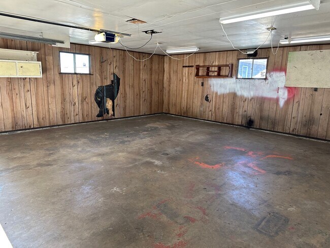 Photo - 612 N 3rd St Unidad Garage