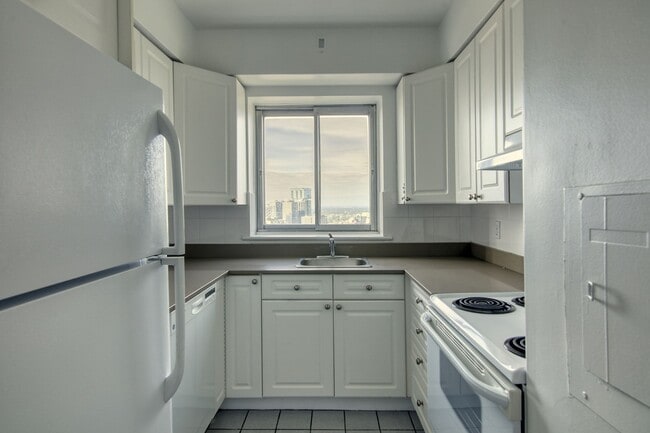 Building Photo - 3555 Chem. de la Côte-des-Neiges Unit 2106