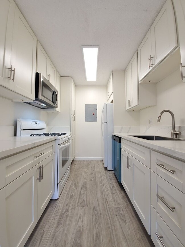 Photo - Now available, Fresh & Bright 2bd, 1.5ba 2nd Floor Corner-Unit located in the beautiful Palm Villas Unidad 3U