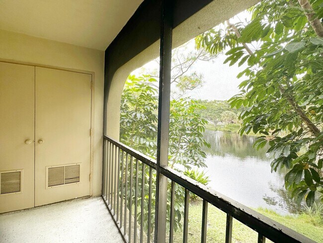 Building Photo - 924 SW 9th St Cir Unit #206