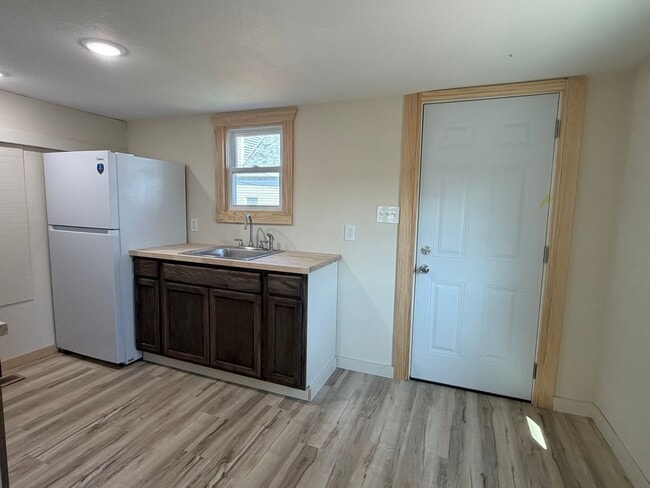 Building Photo - 422 Thompson Ave Unit 422 1/2