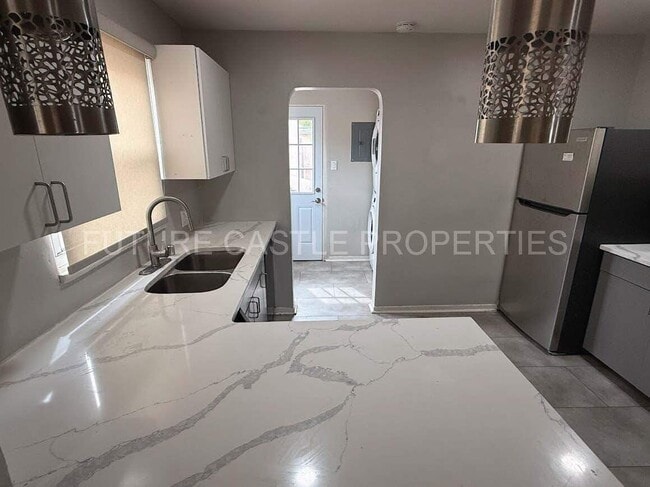 Photo - 1009 Bryn Mawr Dr NE