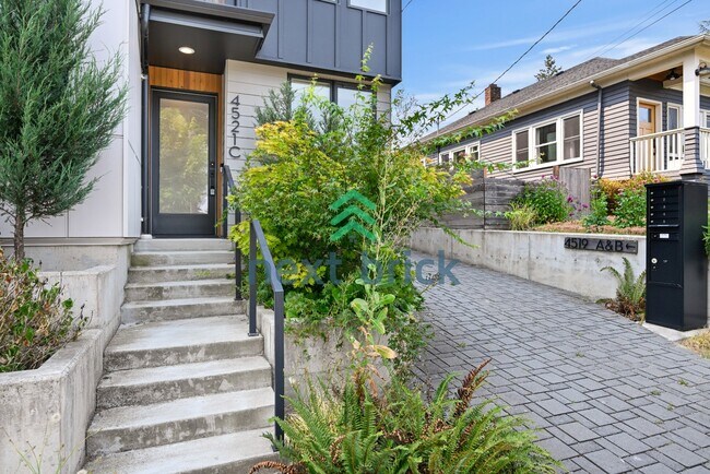 Photo - "Charming 2-Bed, 2-Bath Townhouse Retreat in Seattle – 1380 Sq Ft of Modern Comfort!"